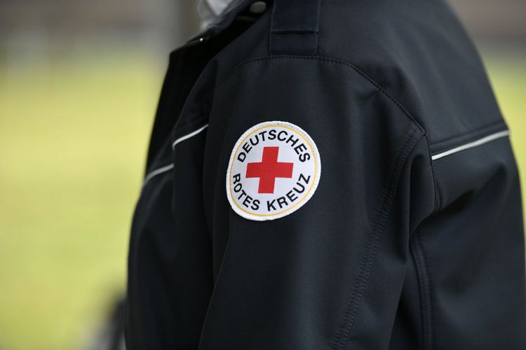 Dienstjacke mit DRK-Rundlogo Symbolfoto: Eine dunkelblaue, modische Dienstjacke einer Führungskraft mit dem Rundlogo des DRK im Fokus